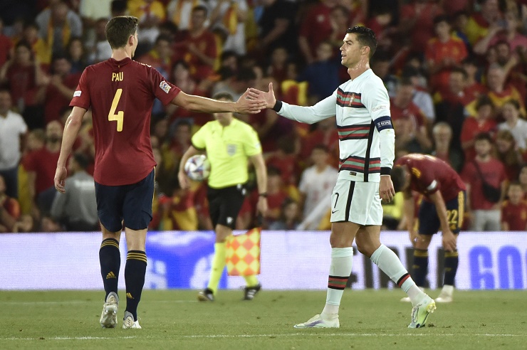 Ronaldo đổi áo với Pau Torres