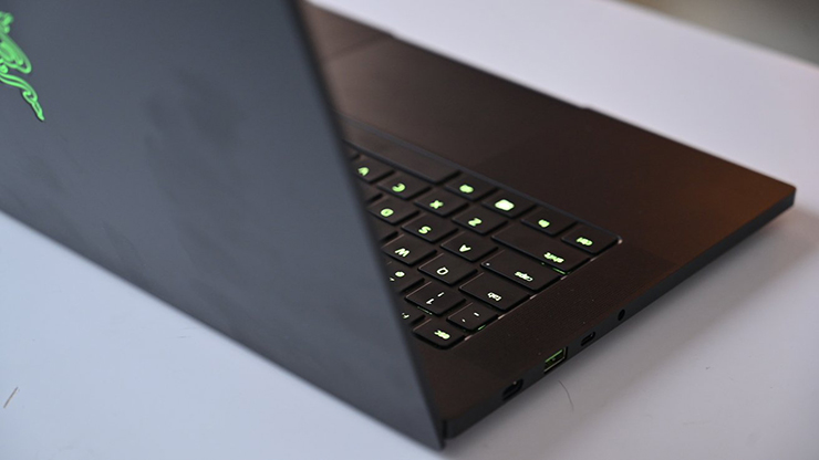 Razer Blade 14 2022 có bàn phím đèn nền.