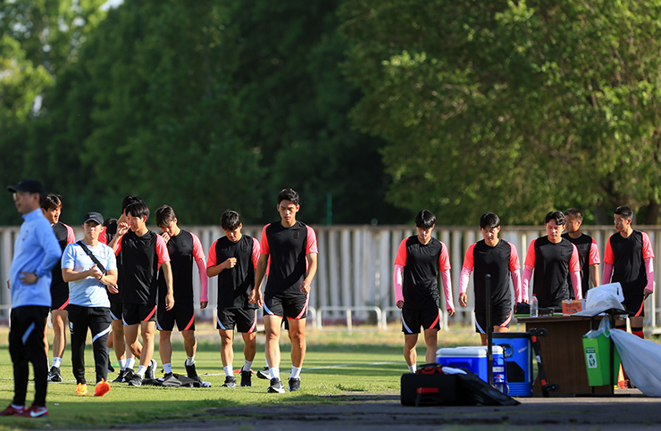 U23 Hàn Quốc có buổi tập tại sân Qibray chiều 3/6, một ngày sau trận thắng U23 Malaysia 4-1. U23 Hàn Quốc chia đội làm hai nhóm. Nhóm đá chính tập nhẹ còn nhóm dự bị tập cường độ bình thường (Ảnh: Hai Tư)