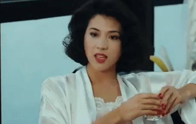 Hoa hậu châu Á 1987 - Khâu Nguyệt Thanh đóng vai phụ nữ đã có gia đình&nbsp;nhưng&nbsp;có mối quan hệ mập mờ với vũ công nam ở hộp đêm trong Tinh kì ngũ chi vũ nam/ Friday Gigolo (1992).
