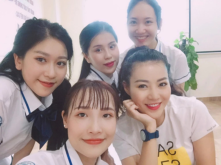 Trong phim, Thu Hương chỉ đóng một vai phụ,&nbsp;chỉ mới tham gia được 2 tập.&nbsp;Trước khi bấm máy Thu Hương đã ký&nbsp;bản hợp đồng cam kết giữ gìn hình ảnh với đoàn phim. Thế nên khi những bức ảnh hở hang, lố lăng giữa đầm sen của cô bị phát tán, đạo diễn đã yêu cầu ngừng hợp đồng và cắt tất cả các cảnh có Thu Hương tham gia diễn xuất khỏi phim.
