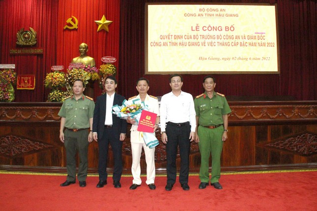 Hau Giang Public Security Director was promoted to colonel - 1
