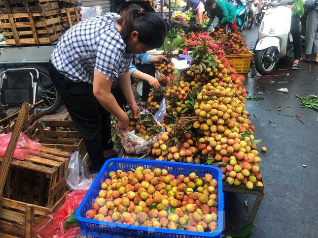 Trong khi đó, các loại vải rụng (để qua ngày) có giá rẻ hơn, từ 35.000-40.000 đồng/kg (tùy nơi bán). "Mua quả vải có cuống, bó thành chùm để cúng bàn thờ, còn nếu ăn thì mua vải rụng, giá vừa rẻ lại lợi ký hơn" - chị Thu Hương (ngụ quận 4) cho biết.