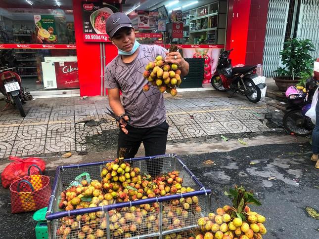 Theo người này, chưa bao giờ trái cây mới vào mùa lại có giá rẻ, chỉ 50.000 đồng/kg như lúc này. "Cùng kỳ năm ngoái, dù trong giai đoạn dịch bệnh, việc đi lại, vận chuyển khó khăn nhưng quả vải vẫn có mức giá cao hơn". Theo nhiều đầu mối cung cấp hàng, do gặp khó khăn khi xuất khẩu nên quả vải rớt giá.