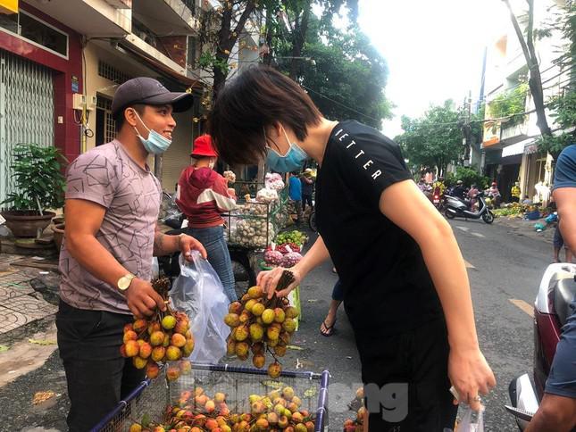 Ngày 4/6, tại chợ Phạm Văn Hai (quận Tân Bình), nhiều tiểu thương bày những sọt quả vải tươi rói chào mời khách. "Đây là vải vận chuyển bằng máy bay, vừa chở từ các tỉnh phía Bắc về thành phố hôm nay. Giá hiện tại 50.000 đồng/kg, hàng bao tươi, bao ngon" - người bán cho biết.