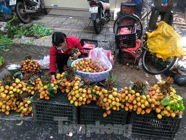 Theo ghi nhận, quả vải được bày bán tại nhiều chợ ở TPHCM đều có cuống lá rất tươi, quả mọng nước, khá ngọt. Nhiều khách hàng tại TPHCM tranh thủ quả vải rẻ mua về thưởng thức.