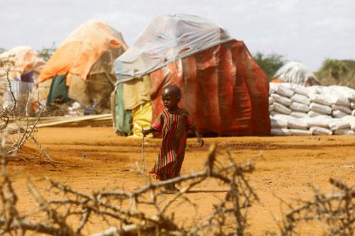 Châu Phi là nơi hứng chịu thảm họa khí hậu lẫn bất bình đẳng về y tế. Trong ảnh: Một em bé ở trại tị nạn Kaxareey dành cho những người chạy trốn khỏi đợt hạn hán nghiêm trọng ở Dollow, vùng Gedo - Somalia ngày 24-5 Ảnh: REUTERS