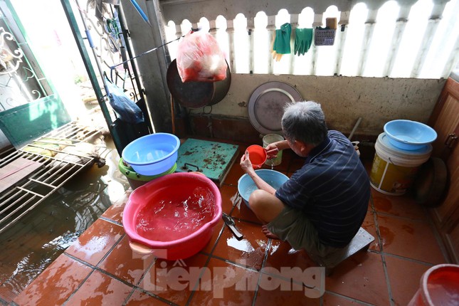 Bác Cường cho biết thêm, tình trạng ngập kéo dài khiến cho gia đình gặp nhiều bất tiện trong sinh hoạt như thiếu nước sạch, mùi nước ô nhiễm, trẻ em, người già dễ bị ốm.