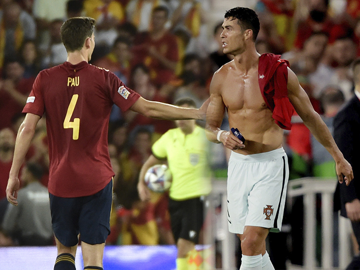 Ronaldo cởi áo khoe bụng 6 múi, sắm vai đặc vụ lôi kéo ”Hòn đá tảng” về MU
