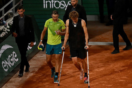 Zverev cứu bóng của Nadal dính chấn thương cực nặng, bật khóc ngay trên sân