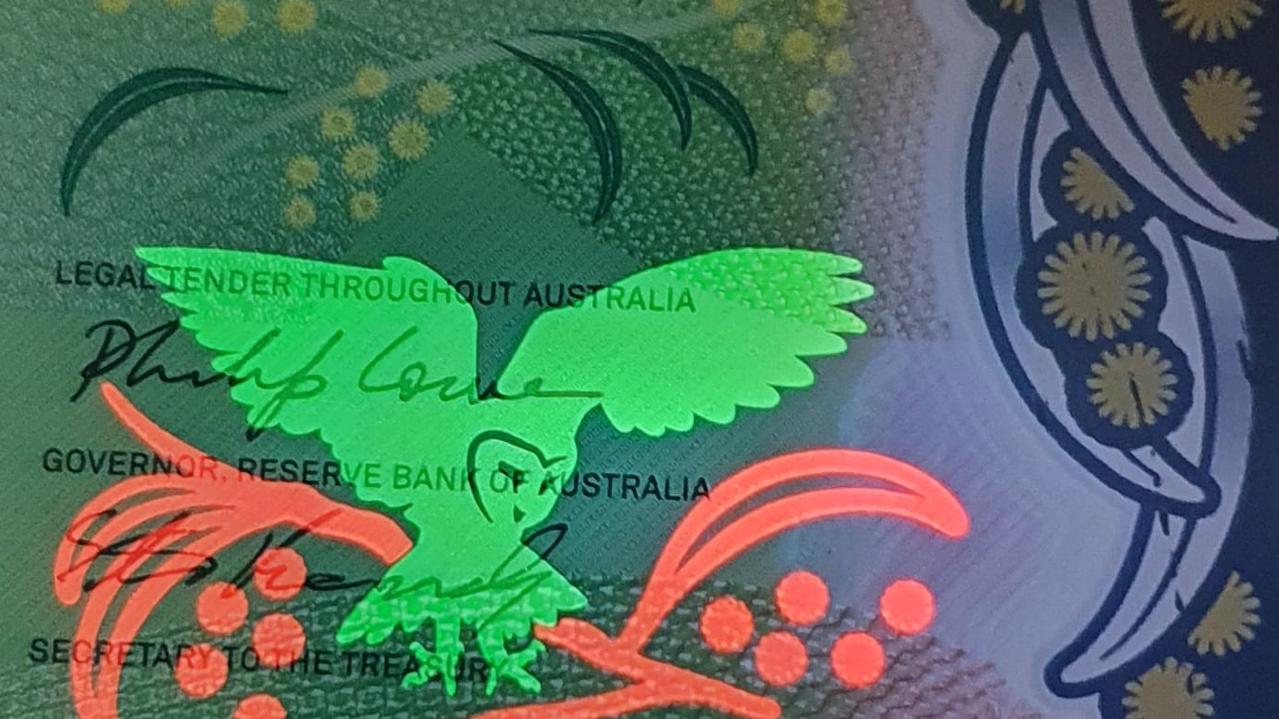 Tiền 100 đô Úc đầy cảm hứng và khí chất, đem đến niềm tự hào và sự lịch lãm cho người sử dụng. Hãy nhìn vào hình ảnh liên quan để cảm nhận sự tinh tế và giá trị của nó.