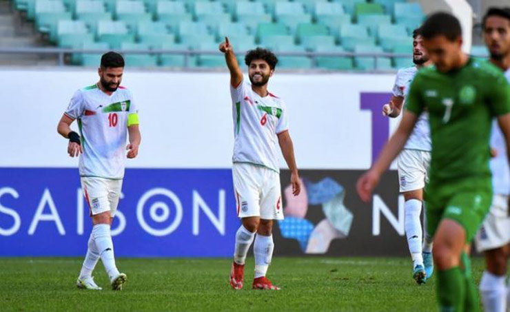 Tiền vệ trung tâm Alireza Bavieh (số 6, áo trắng) sớm mở tỷ số cho U23 Iran trước U23 Turkmenistan