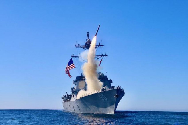 Tàu khu trục USS Chafee của Mỹ phóng tên lửa hành trình Tomahawk Block V. Ảnh: US NAVY