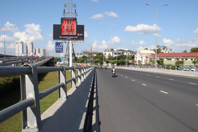 A series of garbage covers on Nguyen Huu Canh overpass disappeared - 3