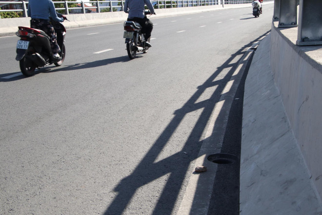 A series of garbage covers on Nguyen Huu Canh overpass disappeared - 7