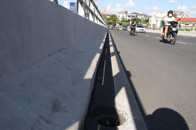 A series of garbage covers on Nguyen Huu Canh overpass disappeared - 8