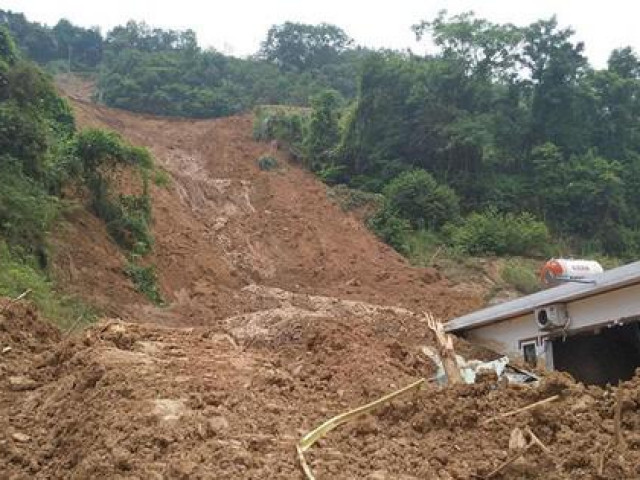 Vụ sập tường nhà ở Vĩnh Phúc: ”Nhìn thấy cháu tôi lại không kìm được nước mắt”