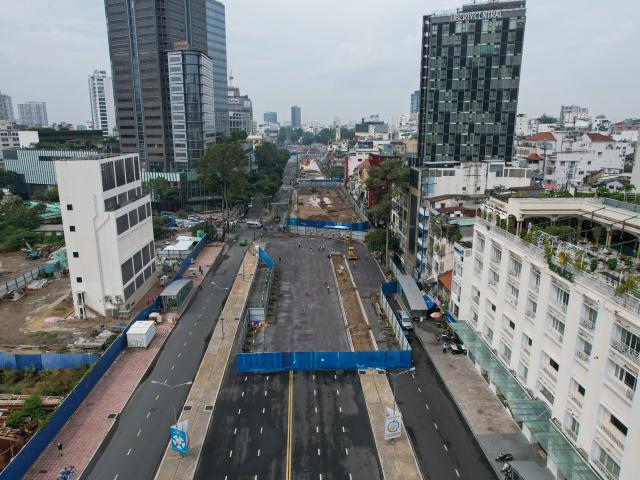 Tuyến đường đắt đỏ nhất trung tâm TP.HCM dần lộ diện sau 6 năm rào chắn để làm Metro số 1