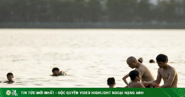 Hanoi is hot and sunny, the ‘beach’ of West Lake is crowded with people bathing to cool off