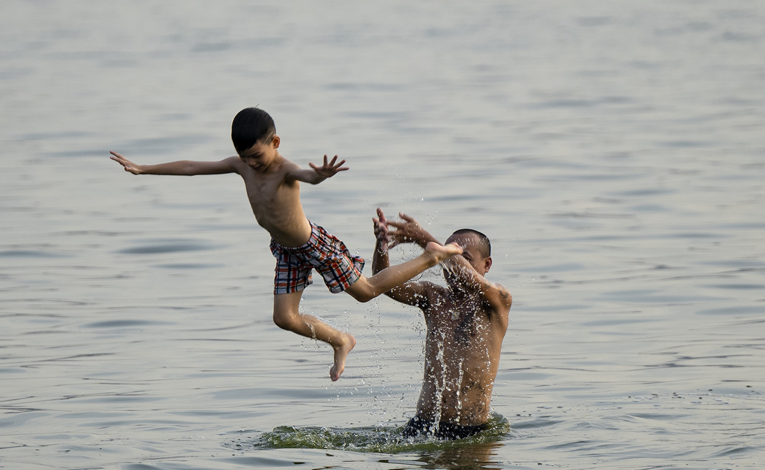 Một cú lộn nhào của bé trai.