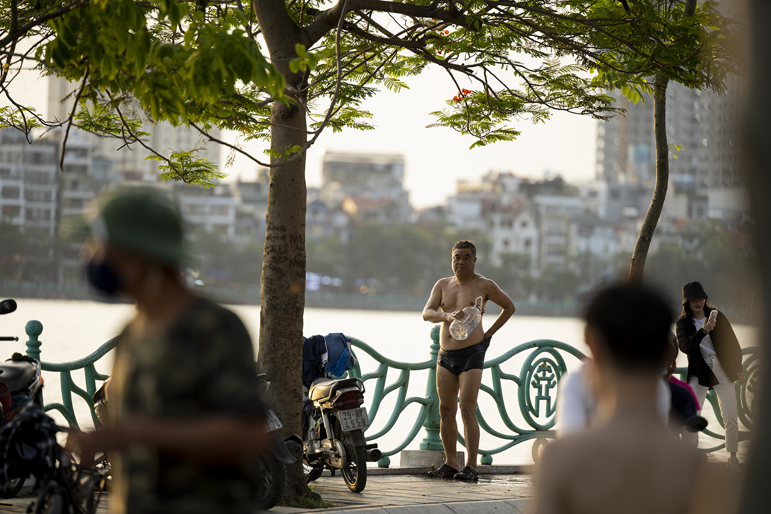 Bơi lội xong, người dân dùng nước ngọt tắm qua trước khi ra về.