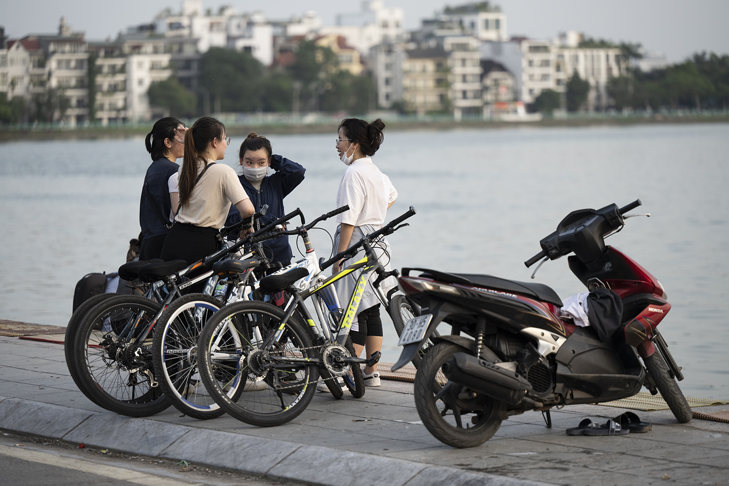 &nbsp;Nhiều người không bơi lội nhưng vẫn ra ven hồ ngồi hóng mát .