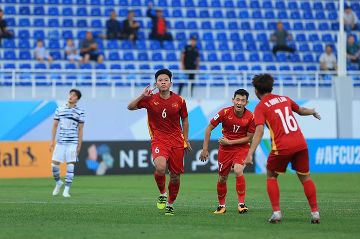 Tiến Long, với cú dứt điểm trúng đích đầu tiên của U23 Việt Nam trong trận đấu, đã gỡ hòa 1-1