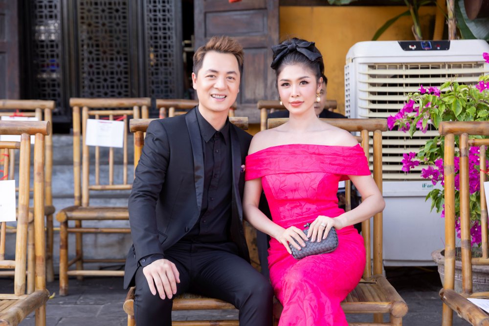 Husband and wife Dang Khoi and Thuy Anh put on luxurious clothes to attend a fashion show - 7