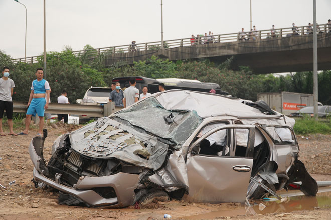 &nbsp;Tại hiện trường, xe Toyota Fortuner bị biến dạng, nằm ở khu vực bãi đất bên ngoài ranh giới đường.