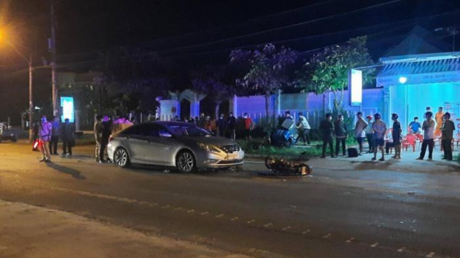 The blue car of the People's Committee of Vinh Long province caused a fatal traffic accident - 1