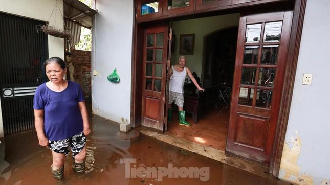 Nước vẫn ngập trong nhà dân dù đã nhiều ngày sau trận mưa lớn cuối tháng 5, đầu tháng 6 vừa qua. Ảnh: Châu Linh