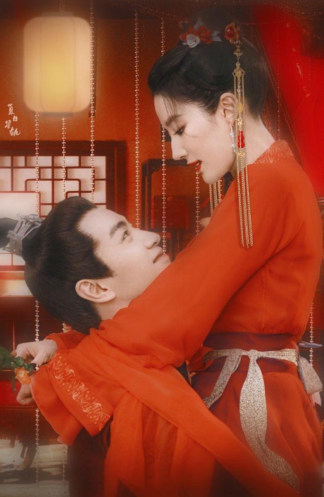 The passionate kiss scene of Liu Yifei and Tran Hieu caused the Chinese social network to explode - 1