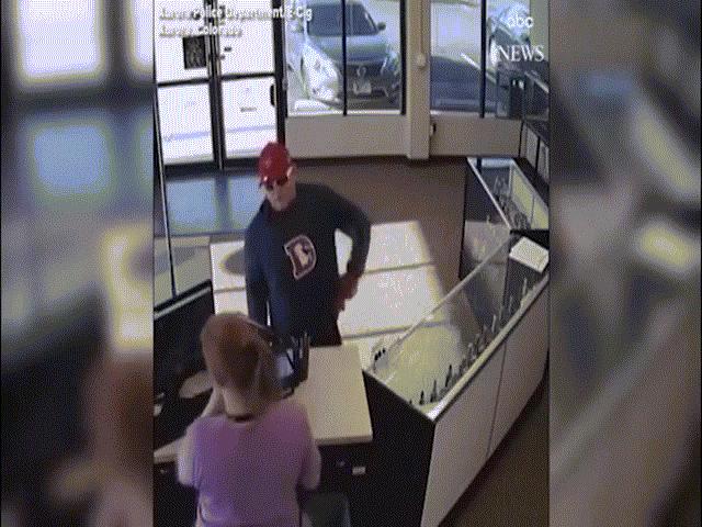 Video: Tên cướp gặp sự cố khó đỡ sau khi lỡ đánh rơi súng vào trong quầy thu ngân