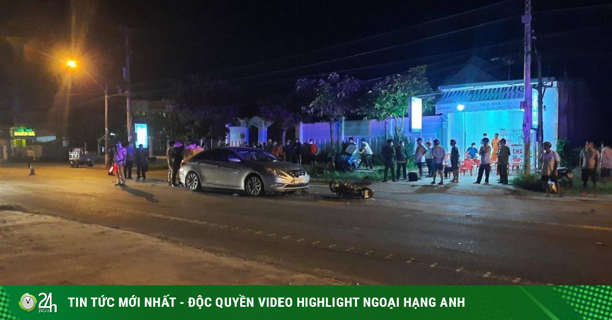 The blue car of the People’s Committee of Vinh Long province caused a fatal traffic accident