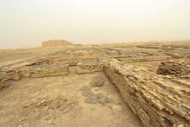 Ahwar ở miền Nam Iraq: Ahwar được tạo thành từ 7 địa điểm: tàn tích của các thành phố Mesopotamian Cities của Uruk, Ur và Tell Eridu và 4 đầm lầy đất ngập nước. Những địa điểm này là một hệ thống đồng bằng lớn nhất thế giới tồn tại trong một môi trường cực kỳ nóng và khô cằn.
