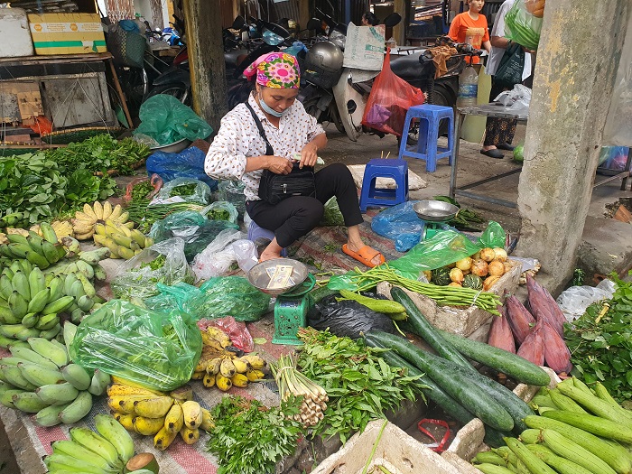 Nhiều tiểu thương không dám lấy rau muống về bán vì giá quá cao.