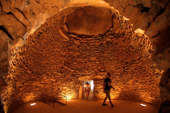 Antequera Dolmens, Tây Ban Nha: Địa điểm này bao gồm 3 ngôi mộ cự thạch - mộ đá Menga và Viera và Tolos của El Romeral cùng 2 di tích tự nhiên được gọi là hệ thống núi Peña de los Enamorados và El Torcal. Như UNESCO ghi nhận, những mộ đá này là “một trong những công trình kiến ​​trúc đáng chú ý nhất của thời tiền sử châu Âu”.
