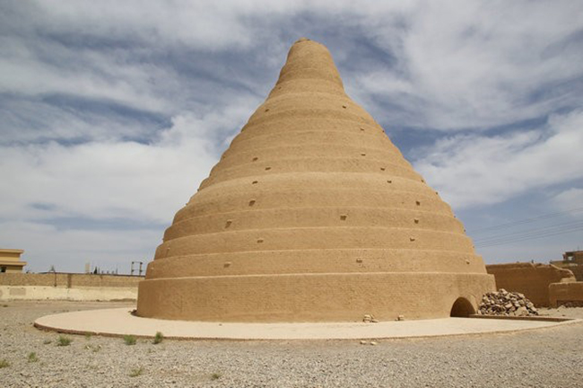 Qanat Ba Tư, Iran: Hệ thống qanat cổ đại này bao gồm 11 đường hầm dưới lòng đất được sử dụng để dẫn nước từ đầu các thung lũng đến các khu vực nghỉ ngơi hoặc các hồ chứa nước ở các vùng khô hạn của Iran.
