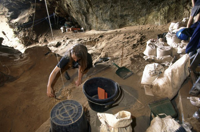 Khu phức hợp Hang động Gorham, Vương quốc Anh: Có 4 hang động ẩn mình bên trong Rock of Gibraltar đã cung cấp bằng chứng về sự chiếm đóng của người Neanderthal trong hơn 125.000 năm. Những hang động này đã cho phép các nhà nghiên cứu hiểu rõ hơn về người Neanderthal và truyền thống văn hóa của họ.
