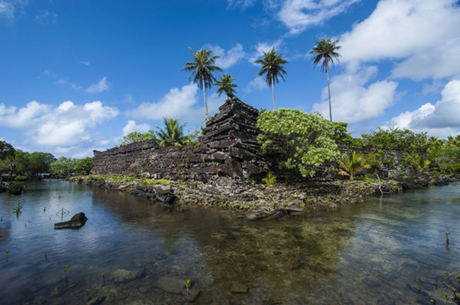 Nan Madol, Micronesia: Địa điểm này bao gồm 99 đảo nhỏ nhân tạo do con người xây dựng ngoài khơi bờ biển Pohnpei từ năm 1200 đến 1500 sau CN. Giờ đây, những hòn đảo nhỏ này có&nbsp;phần còn lại của các cung điện, đền đài, lăng mộ và khu dân cư bằng đá.
