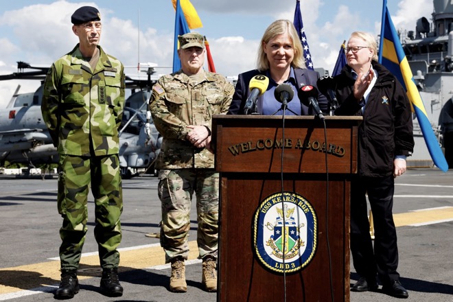 Thủ tướng Thụy Điển&nbsp;Magdalena Andersson phát biểu trên boong tàu đổ bộ USS&nbsp;Kearsarge.