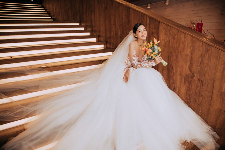 Miss Tieu Vy transforms into a beautiful bride in a wedding dress - 1