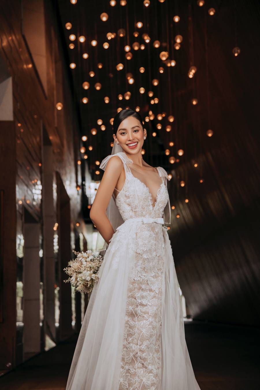Miss Tieu Vy transforms into a beautiful bride in a wedding dress - 3