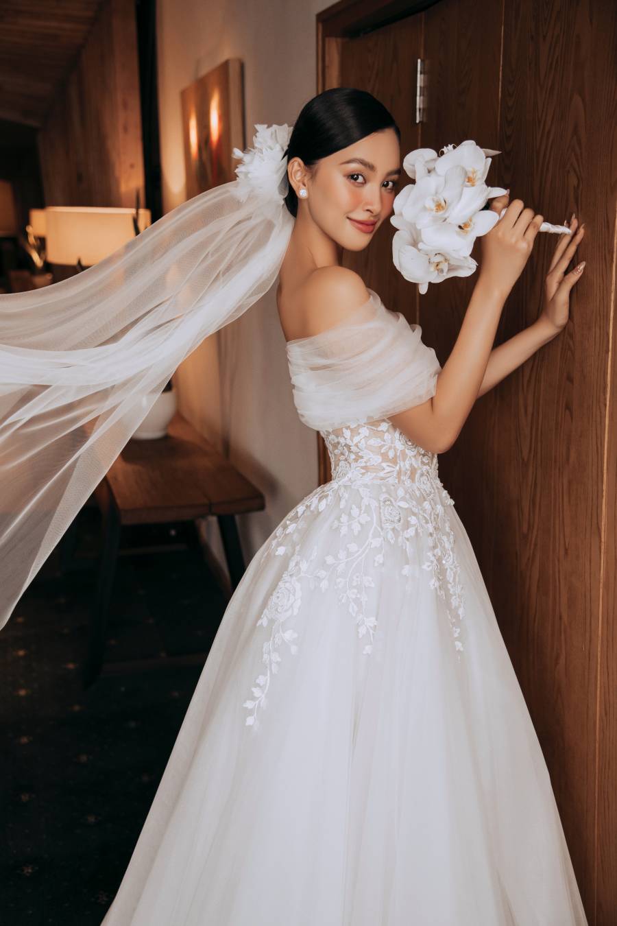 Miss Tieu Vy transforms into a beautiful bride in a wedding dress - 7