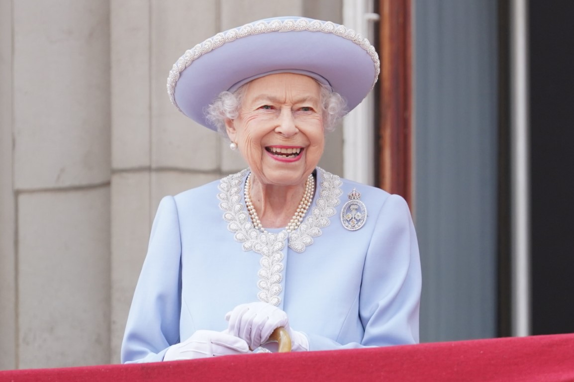 Bí mật phục sức quý phái của Nữ hoàng Anh Elizabeth trong đại lễ Bạch kim - 1