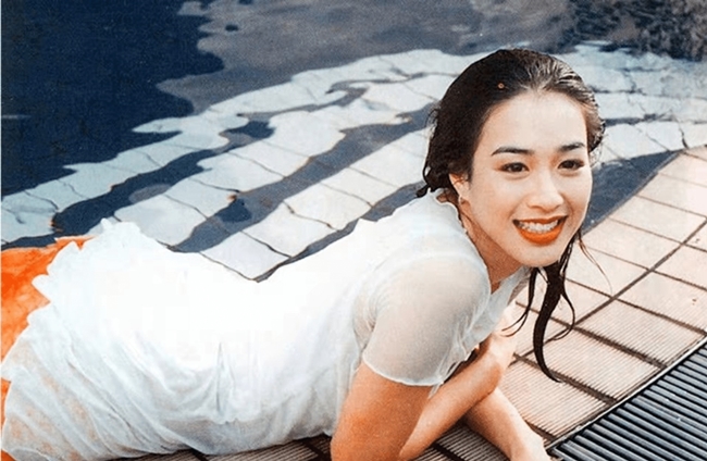 Chung Lệ Đề (Christy Chung) được biết đến với biệt danh &#34;nữ thần gợi cảm&#34;. Cô là diễn viên người Canada gốc Việt. Cha minh tinh sinh năm 1970 là người Việt gốc Hoa và mẹ là người Việt, cô lớn lên ở Quebec, Canada. Sau khi đoạt giải Hoa hậu Quốc tế Trung Quốc 1993, Chung Lệ Đề bước chân vào làng giải trí.
