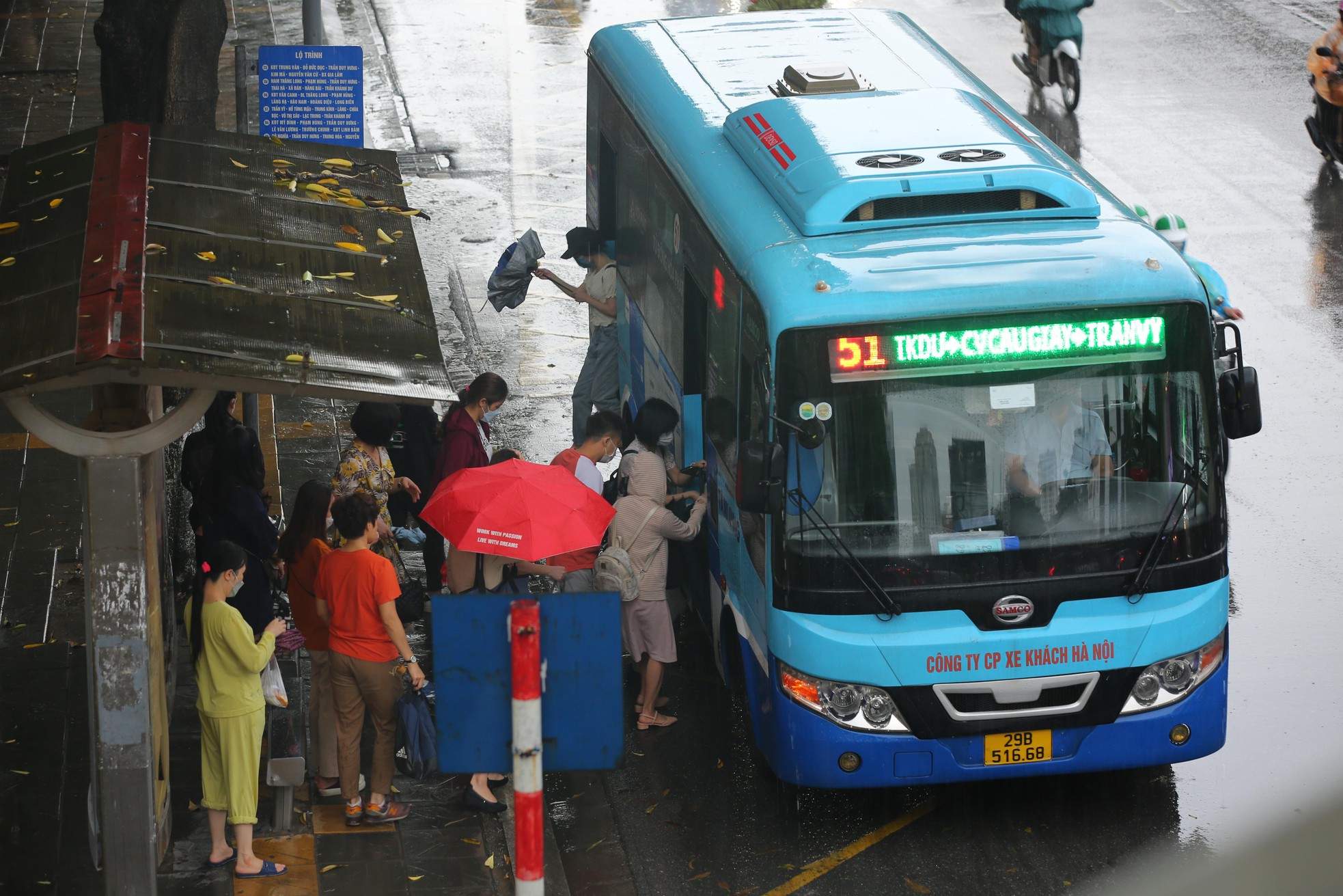 8h sáng lượng phương tiện tham gia giao thông vẫn khá đông đúc tại tuyến đường Nguyễn Trãi.