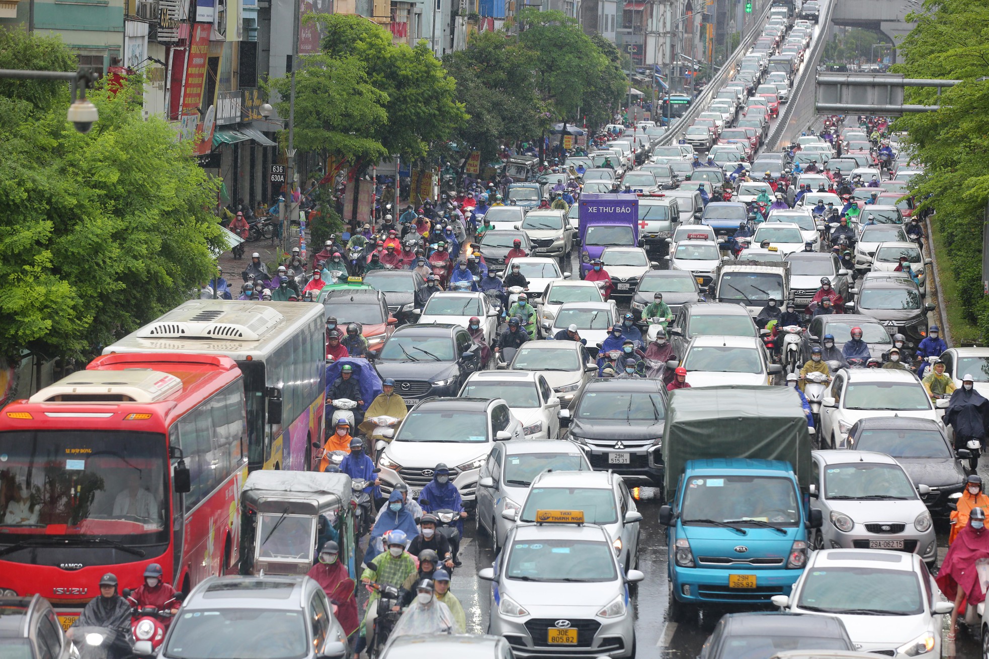 Cơn mưa dai dẳng kéo dài suốt nhiều giờ đồng hồ sáng nay khiến các phương tiện di chuyển gặp nhiều khó khăn.