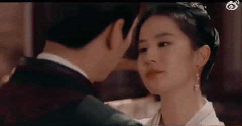 The passionate kiss scene of Liu Yifei and Tran Hieu caused the Chinese social network to explode - 2