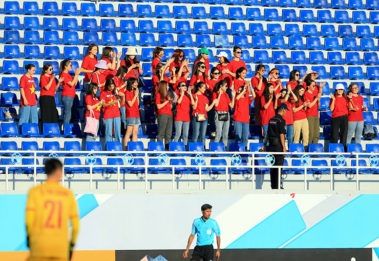 Khi trận đấu trôi qua 15 phút, một nhóm CĐV mặc áo đỏ sao vàng bất ngờ có mặt ở khán đài B. Quan sát kỹ thì thấy đây đều là những CĐV Uzbekistan (Ảnh: Hai Tư)